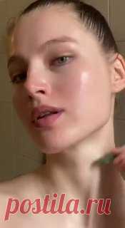 ЯжеХозяйка Лифтинг без инъекций💉

Гуаша стимулирует лимфоток и кровообращение, подтягивая кожу и разглаживая морщины. Результат — ты выглядишь моложе без уколов.☺️

Как делать гуаша:

1️⃣Нанеси масло или сыворотку для скольжения.

2️⃣Начни с шеи, двигаясь снизу вверх.

3️⃣Лицо: плавные движения от центра лба к вискам, от носа к ушам, от подбородка к скулам.

4️⃣Повторяй каждое движение 5–7 раз.

5️⃣Заверши легкими похлопываниями.

Делай массаж 2–3 раза в неделю, и через м...