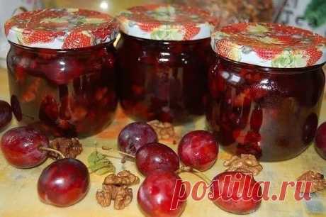 Джем из сливы с грецкими орехами.

1 кг сливы
100 г грецкого ореха
1,2 стакана воды
900 г сахара

Орехи предварительно залить кипятком минут на 10(распаренные они лучше впитают в себя сироп).

Из слив удалить косточки, добавить воду и проварить до размягчения (минут 10), затем сахар и орехи и варить до готовности на маленьком огне при помешивании еще минут 40.

Горячий джем разлить по банкам и закрыть.