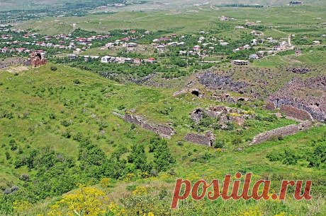 Հավուց Թառի վանք...Կոտայք,Հայաստան
Հավուց թառի վանքը Եղել է միջնադարյան Հայաստանի կրոնական ու մշակութային կենտրոններից։Վաղ միջնադարից հիշատակվող այս վանքում 1013 թ.,Գրիգոր Մագիստրոս Պահլավունին կառուցել է Ս.Ամենափրկիչ եկեղեցին։Հավուց Թառը վերելք է ապրել XII-XIV դդ.:Տուժել է 1679 թ.երկրաշարժից,վերջնականապես ավերվել 1840 թ. Ակոռիի երկրաշարժի ժամանակ։
Համալիրը բաղկացած է 2 հուշարձանախմբից։Արևմտյան հուշարձանախմբի գլխավոր եկեղեցին XIII դ. ներքուստ խաչաձև,արտաքուստ ուղղանկյուն,չորս անկյուններում ավ