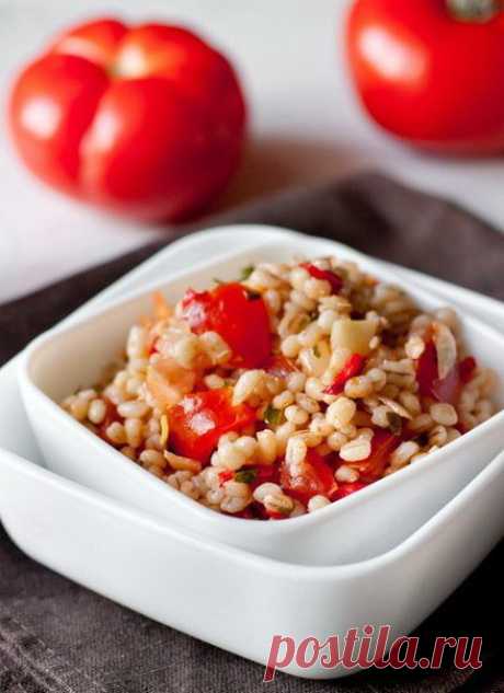 Перловая каша с овощами 

Простое, сытное, вкусное и дешёвое блюдо. Жареные овощи придают вкус и аромат мягким и упругим зёрнам перловки.

СОСТАВ 
1 стакан перловой крупы (230г), 
1 литр воды, 
1,5 ч ложки соли, 
1 крупная луковица (150г), 
1 крупная морковь (200г), 
2 ст ложки растительного масла для жарки (~35г) 

Перловую крупу тщательно промыть в нескольких водах. 
Положить в кастрюлю и залить холодной водой. Вода должна быть выше перловки на 1 сантиметр. 

Поставить к...