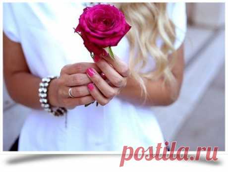 Никогда не поздно БЫТЬ БЛАГОДАРНЫМ.
Этот момент является священным, 
потому что это все, что есть.
Воспоминания о каких-то моментах, и мечты о будущих возникают именно сейчас, безусловно принимаются 
именно сейчас, за пределами ума.
Никогда не забывайте, что этот момент является источником, чистым родником и местом, где жизнь происходит, где бьется ваше сердце.
Дышите в святости, Празднуйте живость вещей, и так живите.

Никогда не поздно ИСПЫТЫВАТЬ БЛАГОДАРНОСТЬ.

(c) Джефф Фостер