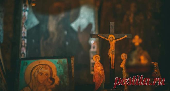 Первые шаги в храме - Православный журнал «Фома» «Надо бы в церковь сходить…» — думает человек, но в ежедневных заботах откладывает это на потом, особенно если не очень понимает, что делать в церкви и как себя вести.