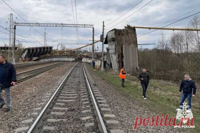 Глава Смоленской области: мост в Вязьме предстоит полностью разобрать. Обрушились шесть пролетов путепровода из семи, заявил Василий Анохин.