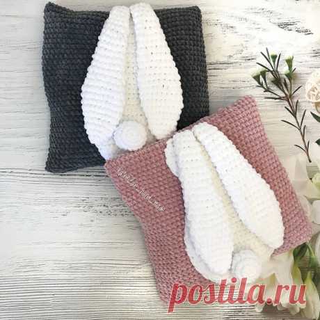 #подушки_ЛА
Автор: katrinzak_hand_made 

Для подушки 30*30 см вам потребуется : 
⠀ Пряжа: YarnArt DOLCE или Himalaya Dolphin Baby-2 моток серой (на наволочку) и 1 белой (на зайку) 
⠀ Крючок #5. 
⠀ Нитки ирис для сшивание 
⠀ Наполнитель для хвостик 
⠀ Молния 30 см (можно больше) 

1 ряд: набираем 30 воздушных петель (у вас может быть своя плотность вязания , лучше сказать образец и измерить) 
2 Ряд: 30 Сбн(столбик без накидка ) и 30сбн (вяжем по кругу обвязывая цепочку двух...