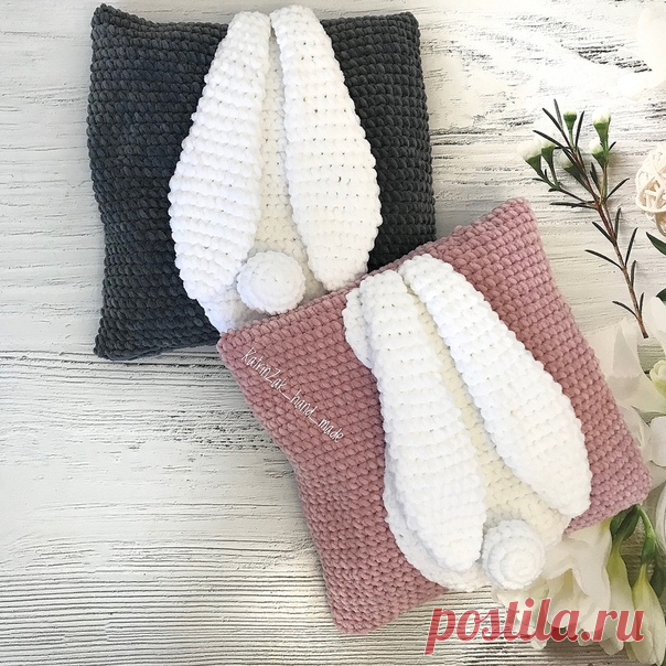 #подушки_ЛА
Автор: katrinzak_hand_made 

Для подушки 30*30 см вам потребуется : 
⠀ Пряжа: YarnArt DOLCE или Himalaya Dolphin Baby-2 моток серой (на наволочку) и 1 белой (на зайку) 
⠀ Крючок #5. 
⠀ Нитки ирис для сшивание 
⠀ Наполнитель для хвостик 
⠀ Молния 30 см (можно больше) 

1 ряд: набираем 30 воздушных петель (у вас может быть своя плотность вязания , лучше сказать образец и измерить) 
2 Ряд: 30 Сбн(столбик без накидка ) и 30сбн (вяжем по кругу обвязывая цепочку двух...