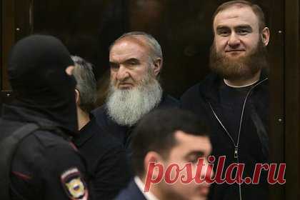 Адвокат оценил шанс бывшего сенатора Арашукова на пересмотр приговора. Адвокат, кандидат юридических наук Александр Карабанов заявил, что существует возможность пересмотра приговоров бывшему сенатору Рауфу Арашукову и его отцу и сокращение срока тюремного заключения — подобные прецеденты уже бывали. Он добавил, что для приговоренных к пожизненному, возможно и президентское помилование.