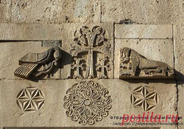 Ancient armenian monasteries are famous with numerous figurative decorations. Here, an eagle pecks at a smaller bird held in its talons, observed by a lion. Between them, the typical Armenian cross.
Древние армянские монастыри славятся многочисленными образными украшениями. Здесь орёл клюет на меньшую птицу, удерживаемую в своих талонах, наблюдаемую львом. Между ними типичный армянский крест.