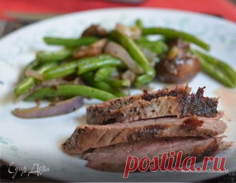 Стейк на сковороде. Ингредиенты: горчица сухая, перец горошком смесь, соль Кусок говядины — безкостный треугольник мяса, вырезанный из огузка/ London Broil Steak.