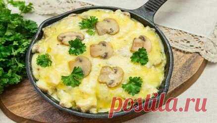 ЖЮЛЬЕН ИЗ ШАМПИНЬОНОВ. Так быстро и так вкусно! Ингредиенты: ● На 500 — 600 гр шампиньонов. ● 3 головки репчатого лука. ● 150 гр топленого масла. ● 2 — 3 ст. л. оливкового (подсолнечного) масла. ● 500 мл сметаны. ● 100 гр твердого сыра. ● соль, перец по вкусу. Приготовление: 1. Грибы моем, высушиваем на бумажном полотенце, выламываем ножки, их не используем. 2. Нарезаем грибы тонкой соломкой, лук — небольшими кубиками, сыр — натираем на терке. 3. На масле обжариваем лук до...