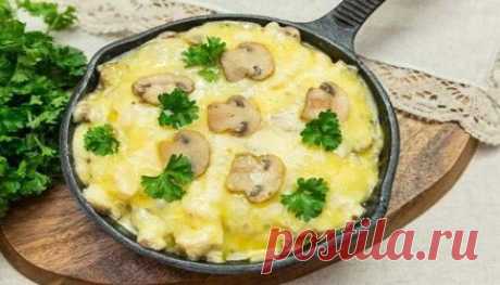ЖЮЛЬЕН ИЗ ШАМПИНЬОНОВ. Так быстро и так вкусно! Ингредиенты: ● На 500 — 600 гр шампиньонов. ● 3 головки репчатого лука. ● 150 гр топленого масла. ● 2 — 3 ст. л. оливкового (подсолнечного) масла. ● 500 мл сметаны. ● 100 гр твердого сыра. ● соль, перец по вкусу. Приготовление: 1. Грибы моем, высушиваем на бумажном полотенце, выламываем ножки, их не используем. 2. Нарезаем грибы тонкой соломкой, лук — небольшими кубиками, сыр — натираем на терке. 3. На масле обжариваем лук до...