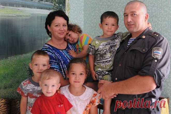 Дядя Степа наших дней Полицейский спас от голодной смерти двоих брошенных горе-мамашей малышей, а потом усыновил их [видео]