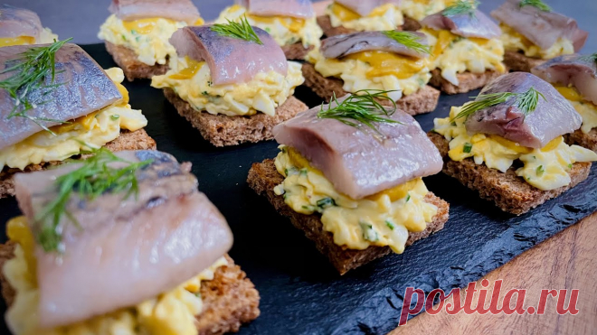 Закуска Из Селёдки! Вкуснее Чёрной Икры! За Пару Минут! Яйца-3-4 шт. Ржаной хлеб-4 шт. Майонез-2 ст.л. Зелёный лук. Филе сельди-4 шт. Французская горчица. Соль. Чёрный перец. Укроп. - Viktor Schischkin