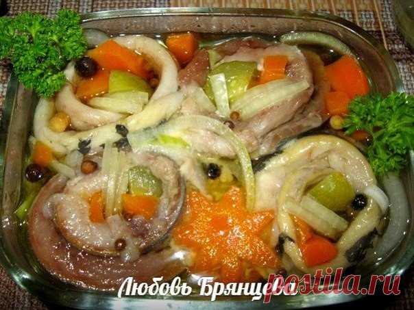 РОЛЬМОПС

Это блюдо из сельди очень популярно в Германии, Австрии, Польше. Я всегда готовлю его к празднику - это оригинальное, красивое и вкусное блюдо.

Продукты на 4 порции: 1 большая сельдь (350-400 г), желательно с молоками, 1 маринованный корнишон, 1 морковь, 1 луковица, 2-3 ст.л. растительного масла, 1 ст.л. 9% уксуса, 3 горошины черного перца, 3 горошины душистого перца, 1 лавровый лист, щепотка кориандра, щепотка сахара, 150 г воды.
Показать полностью…