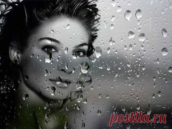 Р.
Не потеряй меня, пожалуйста...
Любовь ждала нас столько лет...
И столько раз судьба безжалостно,
При встрече отвечала: "Нет".
И нас в пространстве и во времени,
Вновь разводила - к полюсам.
И мы в тоске ночной не верили,
Бессонниц вещим голосам.
Но - помнишь день?
С небес насупленных,
Вдруг луч запел для нас одних -
Недолюбивших, недолюбленных,
Ни в чем не схожих и родных.
В твоих глазах - все листья августа.
Все звезды сентября молю: