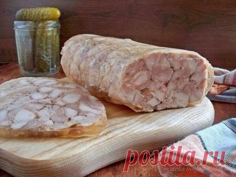 "Сальтисон" из курицы 

ИНГРЕДИЕНТЫ: 

1 кг куриной грудки 
3-4 зубка чеснока 
1 ст. л. паприки 
1 ч. л. куркумы 
100 гр сладко-острого соуса ЧИЛИ 
60 гр желатина 
3 ст. л. воды 
соль, перец. 

СПОСОБ ПРИГОТОВЛЕНИЯ: 

Грудку очистить от пленки и жира. Нарезать небольшими кубиками. Добавить все специи и хорошо перемешать. 
Смешать с желатином и холодной водой. 
Выложить массу в форму 10*20 см ( у меня силиконовая ). Плотно закрыть форму фольгой. 
Выпекать в разогретой духов...