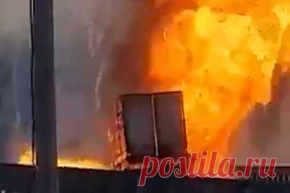 В России мощный взрыв разорвал брошенную водителем «Газель» и попал на видео. В Тюмени мощный взрыв уничтожил брошенную водителем на автотрассе «Газель». На кадрах видно охваченный густым дымом автомобиль, из которого в районе топливного бака вырывается пламя. Также можно заметить открытую дверь со стороны водителя. Затем раздается мощный взрыв. В момент взрыва в «Газели» никого не было.