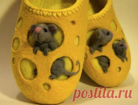 Создаем совершенно невероятные «сырные» тапочки — радовать себя и удивлять гостей 
https://www.livemaster.ru/topic/2373879-valyanie-yarkih-tapochek-v-vide-syra