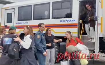 На Камчатке из-за угрозы цунами эвакуировали 60 серфингистов. Около 60 отдыхающих вывезли в безопасный район из серф-лагеря на Халактырском пляже на Камчатке после землетрясения из-за угрозы цунами, сообщает пресс-служба регионального управления МЧС.