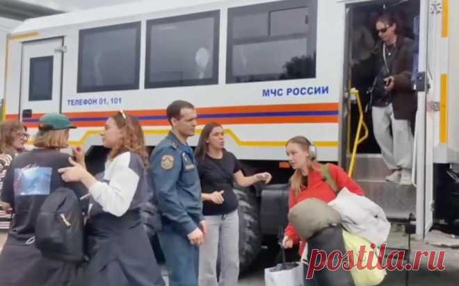 На Камчатке из-за угрозы цунами эвакуировали 60 серфингистов. Около 60 отдыхающих вывезли в безопасный район из серф-лагеря на Халактырском пляже на Камчатке после землетрясения из-за угрозы цунами, сообщает пресс-служба регионального управления МЧС.