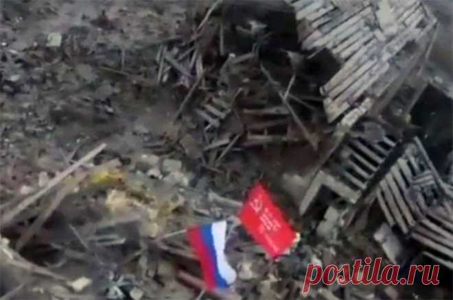 Красное знамя. Бойцы ВС РФ рассказали, как подняли флаги над Марьинкой. Бойцы рассказали о тяжелых боях и водружении Знамени Победы над Марьинкой.