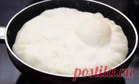 Хачапури по-тбилисски 

Ингредиенты: 
-Мука пшеничная 3 стакана 
-Кефир 1 стакан 
-Яйцо куриное 2 шт. 
-Соль 1 ч.л. 
-Сахар 1 ч.л. 
-Сода пищевая 0,5 ч.л. 
-Масло растительное 1 ст.л. 
-Сыр твердых сортов 400 г 
-Масло сливочное 50 г 

В кефир добавляем одно яйцо, сахар, соль и растительное масло, хорошенько перемешиваем. 
стакана муки просеиваем (один стакан муки оставляем для подсыпки), добавляем соду, перемешиваем и соединяем с кефирной массой. 
Замешиваем мягкое тесто,...