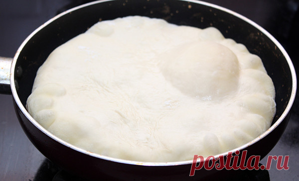 Хачапури по-тбилисски 

Ингредиенты: 
-Мука пшеничная 3 стакана 
-Кефир 1 стакан 
-Яйцо куриное 2 шт. 
-Соль 1 ч.л. 
-Сахар 1 ч.л. 
-Сода пищевая 0,5 ч.л. 
-Масло растительное 1 ст.л. 
-Сыр твердых сортов 400 г 
-Масло сливочное 50 г 

В кефир добавляем одно яйцо, сахар, соль и растительное масло, хорошенько перемешиваем. 
стакана муки просеиваем (один стакан муки оставляем для подсыпки), добавляем соду, перемешиваем и соединяем с кефирной массой. 
Замешиваем мягкое тесто,...