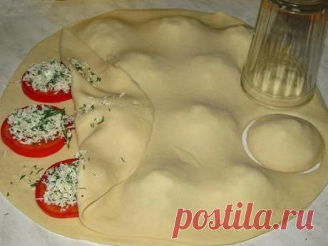 Пирожки " бомбочки " 
Тесто: 
Мука — 3-3,5 ст. 
Вода (кипяток) — 1 ст. 
Раст. масло — 4 ст.л. 
Сахар — 1 ч.л. 
Соль — 1 ч.л 
Начинка: 
Помидоры — 5 шт. 
Брынза (или творог) — 200 гр 
Чеснок — 2 зуб. 
Зелень 
Соль 
Приготовление: 
Помидоры порезать кружочками. 
Брынзу размять вилочкой, если творог то посолить, выдавить через чеснокодавилку чеснок, добавить порезанную зелень и перемешать.
 В воде (кипятке) размешать сахар и соль, добавить растительное масло. 
Добавить муку. 
Вымесить мягкое тест
