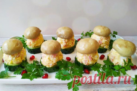 Рецепт праздничной закуски, который проверен временем!

Сегодня хочу поделиться с вами рецептом праздничной закуски, которая проверена временем. Всегда готовлю ее для гостей на праздничный стол. Красиво, вкусно и празднично!