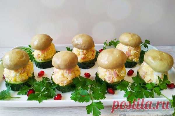 Рецепт праздничной закуски, который проверен временем!

Сегодня хочу поделиться с вами рецептом праздничной закуски, которая проверена временем. Всегда готовлю ее для гостей на праздничный стол. Красиво, вкусно и празднично!