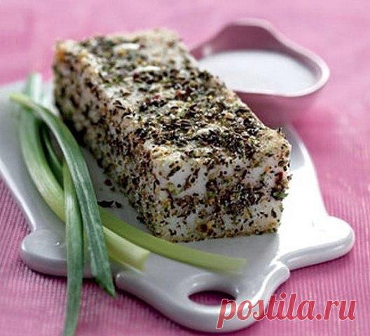 Сало по-домашнему — 11 рецептов засолки. Устоять — невозможно — рекомендую!
Сало «Проще не бывает»
Сало режем на куски размером с кулак, заранее чистим чеснок из расчета 1 зубчик на 1 кусок сала и этот чеснок режем на кругляшки. Подготавливаем специи — хмели-сунели, перец, молотые семена укропа или любые другие, которые вам нравятся.
На дно эмалированной кастрюли насыпаем немного приправ, перца и чеснока. Потом берем в левую руку кусок сала, в правую пригоршню крупной соли...