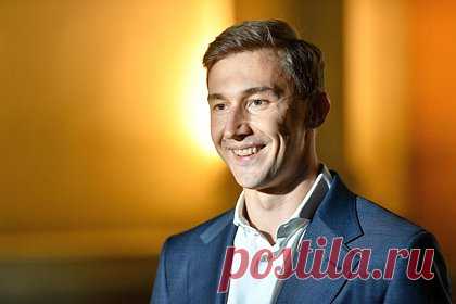 10-летний шахматист обыграл гроссмейстера Карякина. 10-летний шахматист Матвей Юрасов одержал победу над гроссмейстером Сергеем Карякиным в сеансе одновременной игры. Партия состоялась в рамках международного турнира «Шахматные звезды» в подмосковном «VEGAS Крокус Сити» и продолжалась сорок ходов. Карякин играл белыми фигурами.