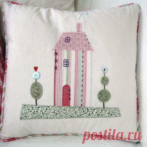 Applique house cushion. | Cojines - Pillow 2