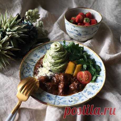.
.
............ 2018.02.09
.
.
Today 's lunch is Basil genovese pasta.
I poured beef 's demi glace sauce. It is tasty to eat in conjunction with pasta.
.
.

今日はプエントプエンタ (@puentopuenta )様と陶芸家の市野吉記さんから
.
ステキな器を頂きました。

ありがとうございます。 m(_ _)m
.
今日は市野さんの新作
.
.
安南手リム深皿 : パスタ
安南手小丼 : 苺🍓
.
安南手リム深皿のリムの絵付けが可愛いいです♡
.
苺を入れた小丼もやっぱり絵付けが可愛くて大好きです♡
.
市野さんの優しいお人柄が伝わって来ます。
.
.
まだまだステキな器が届いてます。
.
随時ご紹介しますので楽しみにしていて下さいね+。:.ﾟ٩(๑&gt;◡&lt;๑)۶:.｡+ﾟ
.
.
#プエントプエンタ : 森吉晴美さん
#コウホ窯 : 市野吉記さん
.
.
ありがとうございました m...