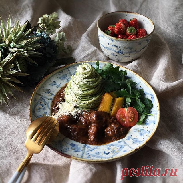 .
.
............ 2018.02.09
.
.
Today 's lunch is Basil genovese pasta.
I poured beef 's demi glace sauce. It is tasty to eat in conjunction with pasta.
.
.

今日はプエントプエンタ (@puentopuenta )様と陶芸家の市野吉記さんから
.
ステキな器を頂きました。

ありがとうございます。 m(_ _)m
.
今日は市野さんの新作
.
.
安南手リム深皿 : パスタ
安南手小丼 : 苺🍓
.
安南手リム深皿のリムの絵付けが可愛いいです♡
.
苺を入れた小丼もやっぱり絵付けが可愛くて大好きです♡
.
市野さんの優しいお人柄が伝わって来ます。
.
.
まだまだステキな器が届いてます。
.
随時ご紹介しますので楽しみにしていて下さいね+。:.ﾟ٩(๑>◡<๑)۶:.｡+ﾟ
.
.
#プエントプエンタ : 森吉晴美さん
#コウホ窯 : 市野吉記さん
.
.
ありがとうございました m...