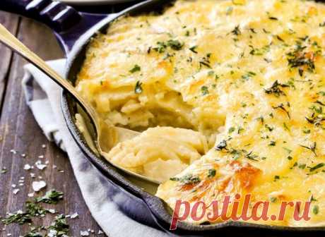 Картофель под сыром «Дофине» 
Ингредиенты:Картофель — 1 кгСыр — 200 грМолоко или сливки — 250 млМускатный орех — 0,5 ч.л.Чеснок — 1 зубчикСливочное маслоСоль, перец — по вкусу
Рецепт приготовления запеченного под сыром картофеля …