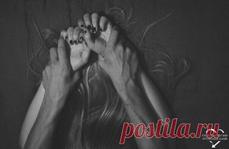 Женщина – сильное создание. Может всю жизнь быть рядом с тем, кого не любит, и принципиально быть на расстоянии с мужчиной, от которого без ума.