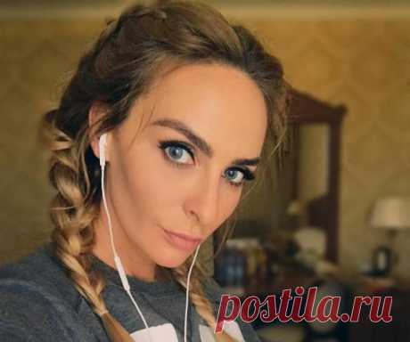Екатерина Варнава позирует в банном полотенце: поклонники ругают Камеди Вумен за излишнюю худобу