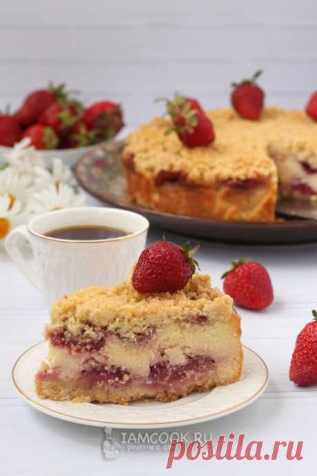 Песочный пирог с творогом и клубникой