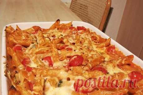 Makaronai su pomidorais ir mocarela: paprastas, bet labai skanus patiekalas! 4 porcijoms reikės: 400 g makaronų (vamzdeliais) 1 svogūno 2 česnako skiltelių 1 šviežios aitriosios paprikos 500 g pomidorų padažo 1 puodelio grietinėlės 50 g tarkuoto parmezano 125 g mocarelos 400 g vyšninių pomidorų 1 saujelės šviežio baziliko Šiek tiek alyvuogių aliejaus Druskos ir pipirų (pagal skonį) Šiek tiek cukraus Kaip gaminti? Užtruksite apie 30 minučių: […]