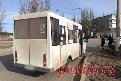 12-летний подросток выпал из движущегося автобуса в Крыму. В Керчи 12-летний подросток выпал из движущегося автобуса. Сотрудники региональной прокуратуры начали проводить проверку. Все произошло рано утром в понедельник, 13 марта. По предварительным данным, водитель общественного транспорта допустил неудачный маневр. Пострадавшего доставили в больницу.