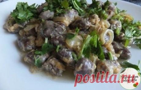Очень вкусное блюдо получается, соседка недавно угощала. Решила и сама попробовать приготовить, вы со мной? 
СЕРДЕЧКИ В СМЕТАННО-СЫРНОМ СОУСЕ 
Нам потребуется: 
- Сердечки куриные – 0,5 кг 
- Лук репчатый – 1 крупная шт 
- Сыр твердый (например "Российский") - 50 г 
- Сметана - 4 ст. л. 
- Масло растительное – для жарки 
- Соль, перец – по вкусу 
- Свежая зелень кинзы – по вкусу 
Итак: 
1. Сердечки промываем, очищаем от ненужного, отправляем на сковородку с маслом, обжаривае