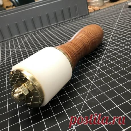 Молоток с наборной кожаной ручкой Этот молоток не для забивания гвоздей, этот молоток мастер сделал для работы с кожей. Особенно интересен в этом инструменте способ изготовления ручки из кожи. Инструменты и материалы:-Шпилька с резьбой;-Пчелиный воск;-Кожа;-Отделочный материал;-Столярный клей;-Контактный цемент;-Молоток;-Инструмент