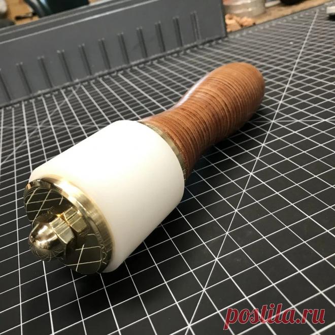 Молоток с наборной кожаной ручкой Этот молоток не для забивания гвоздей, этот молоток мастер сделал для работы с кожей. Особенно интересен в этом инструменте способ изготовления ручки из кожи. Инструменты и материалы:-Шпилька с резьбой;-Пчелиный воск;-Кожа;-Отделочный материал;-Столярный клей;-Контактный цемент;-Молоток;-Инструмент