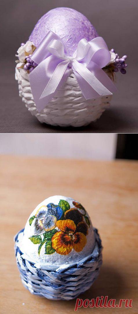 Плетение из газет. Маленькие корзинки-подставочки для пасхальных яиц.