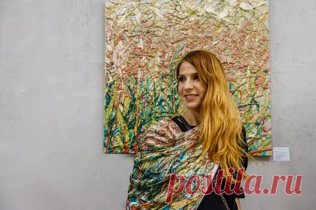 Флакон - это активное, уютное место, расчитанное на молодых, креативных людей. Я очень хотела показать свою живопись активным и талантливым молодым людям и получить от них отзыв о своём творчестве. Для этого и нужно устраивать выставки, чтобы получать обратную связь и чтобы люди увидели картины, над которыми я работала много лет. 
Екатерина Лебедева художник