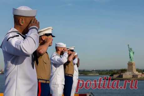 В США морская пехота впервые за 50 лет получит новейшие боевые машины-амфибии. Заместитель командующего Корпусом морской пехоты США Кристофер Махони заявил о скором получении новых машин-амфибий 15-м экспедиционным отделом морской пехоты Соединенных Штатов. По словам генерала, новая техника заменит гусеничные десантные машины-амфибии, которые были произведены в 1972 году.