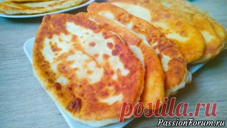 Пирожки «Лапти». Тонкое тесто и много интересной начинки - запись пользователя Katerina (Катерина Михайленко) в сообществе Болталка в категории Кулинария Всем большой привет. Предлагаю приготовить тонкие пирожки «Лапти». Вкусное тесто, много интересной, вкусной начинки, всегда съедаются с большим удовольствием!!! Ингредиенты Тесто Кефир - 500 мл.  Сода - 1 ч.л.  Яйца – 1 шт. Сахар – 1 ст.л.