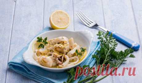 Маринованные кальмары с лимонным соком После маринования морепродукты становятся нежными, а чеснок и петрушка добавляют во вкус яркие нотки. Ингредиенты: Кальмары – 1 кг Лимон – 1 шт.
Петрушка – 5 веточек Соль – 2 ст. л. Сахар – 1,5 ст.л. Черный перец – по вкусу Черный перец горошком – 4 шт.
Лавровый лист – 3 шт.
Гвоздика – 2 шт.
Уксус – 150 мл Вода – 400 мл Приготовление: Кальмаров вымыть и очистить от пленок.
Нарезать на кусочки длиной 5-7 см. Лимоны помыть, срезать
Заготовка из перца и поми…