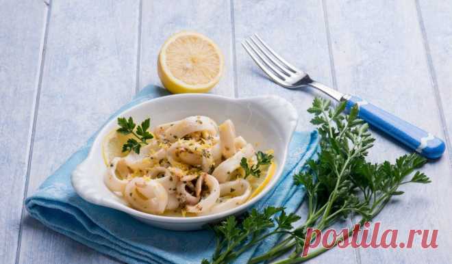 Маринованные кальмары с лимонным соком После маринования морепродукты становятся нежными, а чеснок и петрушка добавляют во вкус яркие нотки. Ингредиенты: Кальмары – 1 кг Лимон – 1 шт.
Петрушка – 5 веточек Соль – 2 ст. л. Сахар – 1,5 ст.л. Черный перец – по вкусу Черный перец горошком – 4 шт.
Лавровый лист – 3 шт.
Гвоздика – 2 шт.
Уксус – 150 мл Вода – 400 мл Приготовление: Кальмаров вымыть и очистить от пленок.
Нарезать на кусочки длиной 5-7 см. Лимоны помыть, срезать
Заготовка из перца и поми…