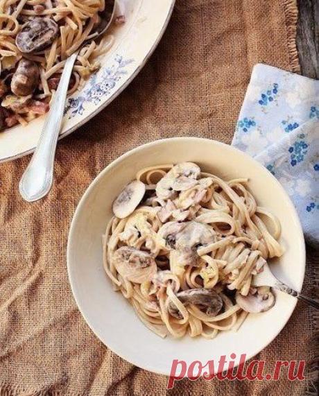 Лингвини с грибами, луком-пореем и беконом